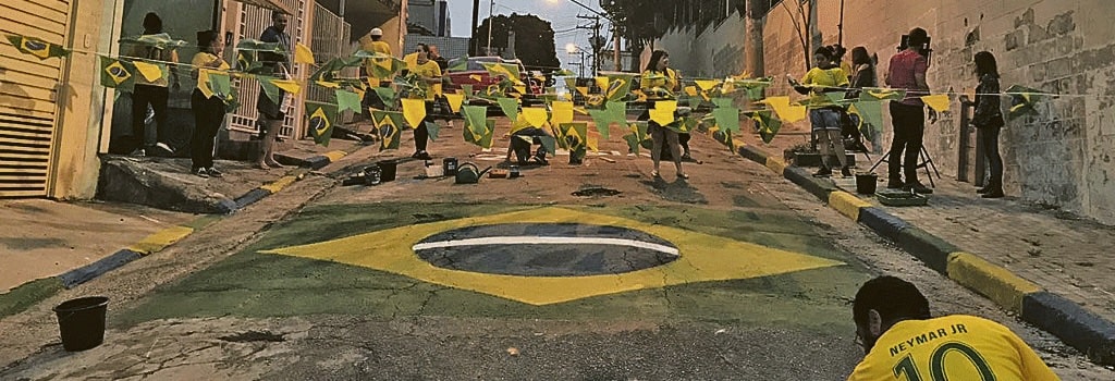 Copa do Mundo em uma rua do Brasil